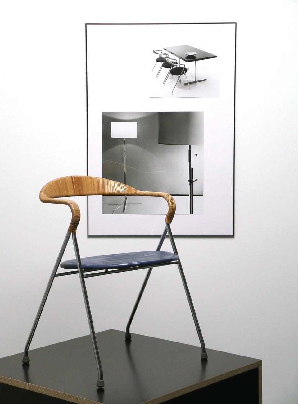Le fauteuil "HE 103" conçu par Hans Eichenberger 1955, devant des photographies d'objets d'Alfred Habluetzel. [Keystone/Museum fuer Gestaltung Zürich - FX JAGGY]
