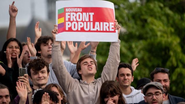 Des partisans du Nouveau Front populaire célèbre la première place obtenue aux législatives. [Hans Lucas via AFP - ESTELLE RUIZ]