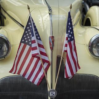 Deux drapeaux américain sur une Buick Special de 1937. [KEYSTONE - Georgios Kefalas]