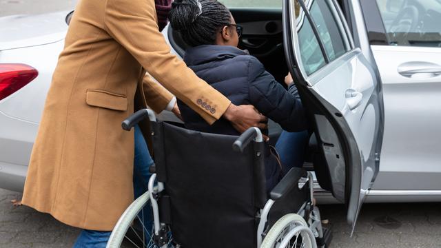 Peut-on se parquer sur une place de parc réservée à des 'ayants droit' lorsqu'on est une personne à mobilité réduite? [Depositphotos - Andrey Popov]