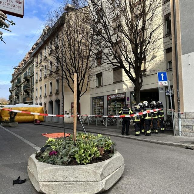 Un important dispositif policier a été mis en place devant le bâtiment de l'EVAM sous la gare de Lausanne. [RTS - Robin Baudraz]