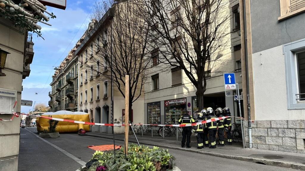 Un important dispositif policier a été mis en place devant le bâtiment de l'EVAM sous la gare de Lausanne. [RTS - Robin Baudraz]