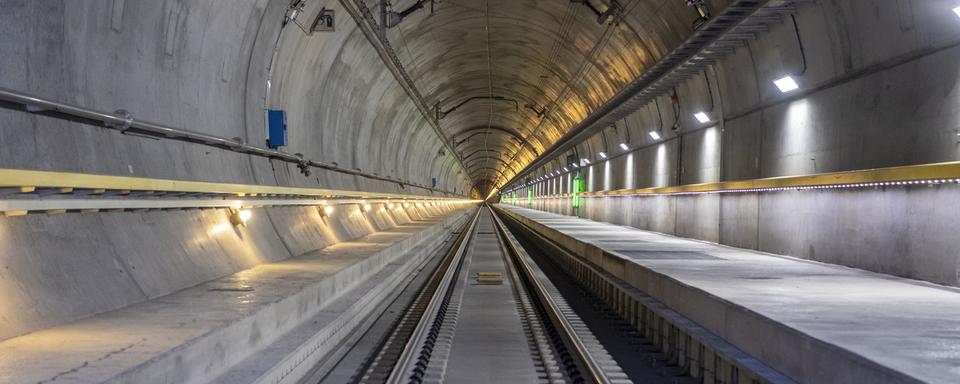 Le déraillement d'un train de marchandises en août 2023 a occasionné des travaux sur une voie du tunnel ferroviaire. [Keystone - Urs Flueeler]