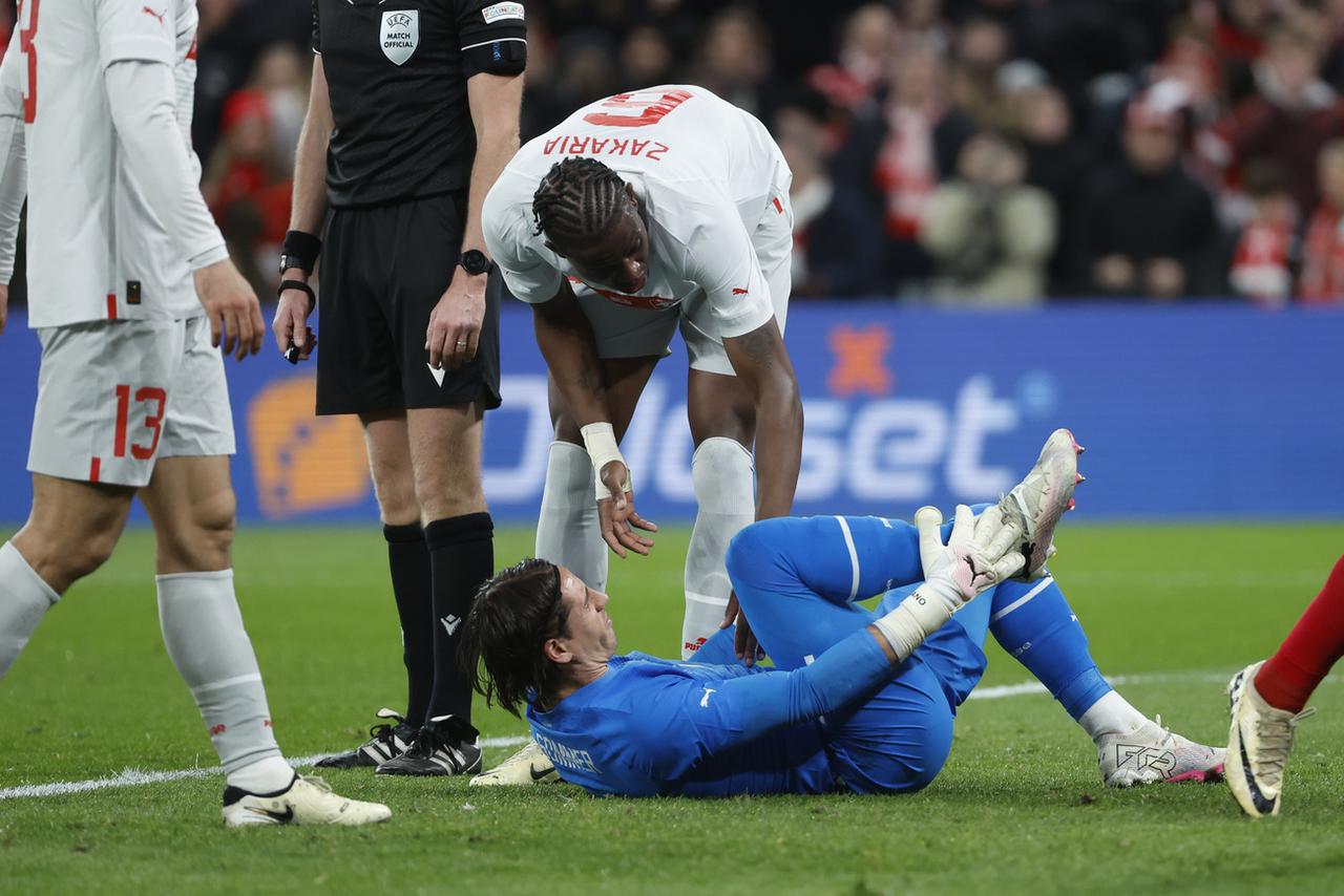 Yann Sommer s'est blessé à la cheville droite sur un corner en 1re mi-temps. [KEYSTONE - PETER KLAUNZER]