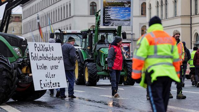 Les agriculteurs allemands protestent contre les mesures d'économie envisagées par le gouvernement d'Olaf Scholz, notamment la suppression de l’exonération de l’impôt sur les véhicules et la fin d’une réduction de la taxe sur les carburants dont bénéficient les exploitations agricoles. [Reuters - Leo Simon]