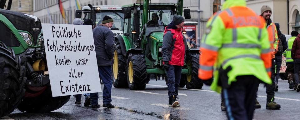 Les agriculteurs allemands protestent contre les mesures d'économie envisagées par le gouvernement d'Olaf Scholz, notamment la suppression de l’exonération de l’impôt sur les véhicules et la fin d’une réduction de la taxe sur les carburants dont bénéficient les exploitations agricoles. [Reuters - Leo Simon]