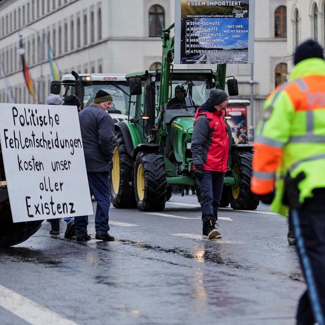 Les agriculteurs allemands protestent contre les mesures d'économie envisagées par le gouvernement d'Olaf Scholz, notamment la suppression de l’exonération de l’impôt sur les véhicules et la fin d’une réduction de la taxe sur les carburants dont bénéficient les exploitations agricoles. [Reuters - Leo Simon]