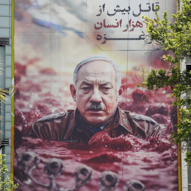 Une représentation de Benjamin Netanyahou, l'actuel Premier ministre d'Israël, avec la phrase ''Le meurtre de plus de 35'000 êtres humains à Gaza'' à Téhéran (Iran) [Keystone/EPA - Abedin Taherkenareh]