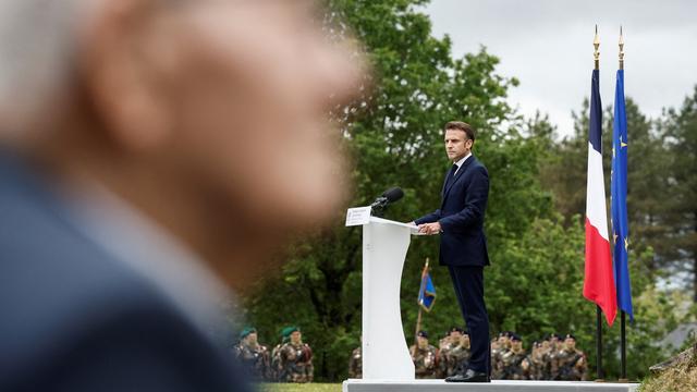 Emmanuel Macron lance les cérémonies du 80e anniversaire du débarquement, le 5 juin 2024. [KEYSTONE - BENOIT TESSIER / POOL]