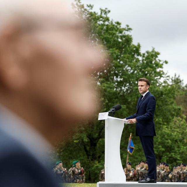 Emmanuel Macron lance les cérémonies du 80e anniversaire du débarquement, le 5 juin 2024. [KEYSTONE - BENOIT TESSIER / POOL]