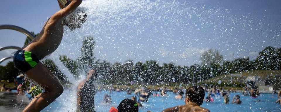 Selon une étude récente de l’association des chimistes cantonaux de Suisse, près d’une piscine publiques sur deux a déjà rencontré des problèmes de qualité de l’eau. [Keystone]