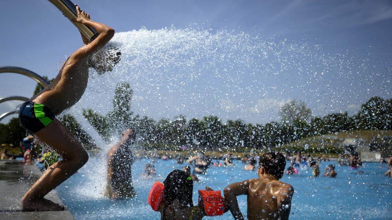 Selon une étude récente de l’association des chimistes cantonaux de Suisse, près d’une piscine publiques sur deux a déjà rencontré des problèmes de qualité de l’eau. [Keystone]