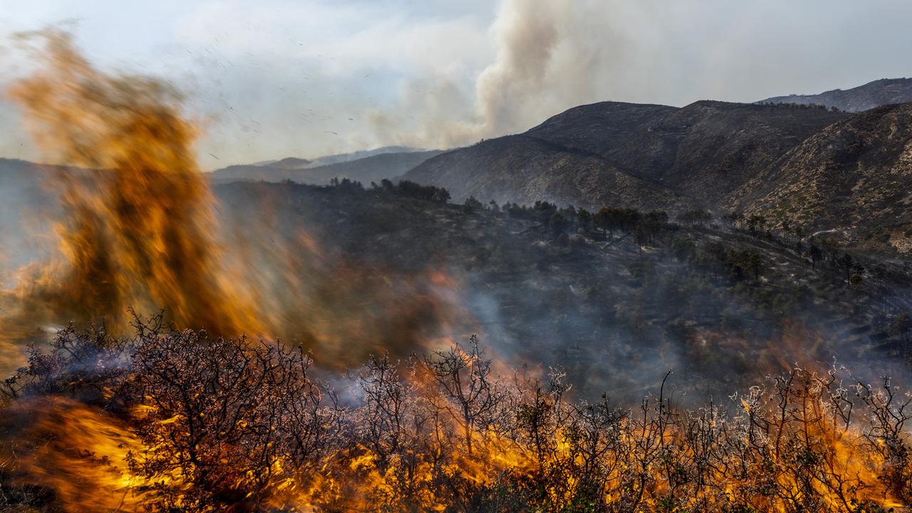 Les feux de forêt extrêmes ont doublé depuis 20 ans dans le monde. [keystone - Alberto Saiz]