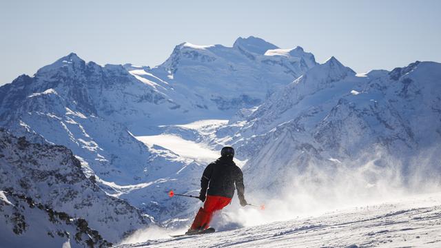 Accidents en nette hausse chez les skieurs de plus de 40 ans, note la Suva. [Keystone]