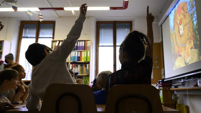 Des élèves de 4ème année primaire, 4P, de 7-8 ans à Jongny (VD). [KEYSTONE - LAURENT GILLIERON]