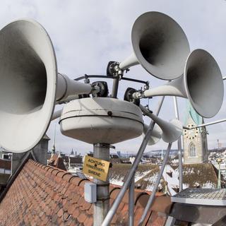 Actuellement, le système d'alarme en Suisse est alimenté par 7200 sirènes (dont 2200 sont mobiles), ainsi que par la radio et via l'application Alertswiss. [Keystone - Ennio Leanza]