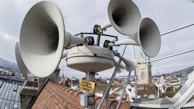Actuellement, le système d'alarme en Suisse est alimenté par 7200 sirènes (dont 2200 sont mobiles), ainsi que par la radio et via l'application Alertswiss. [Keystone - Ennio Leanza]