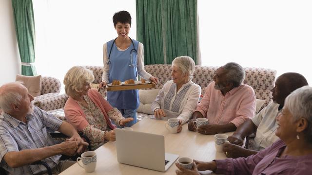 Un groupe de personnes âgées et une médecin en maison de retraite. [Depositphotos - Wavebreakmedia]