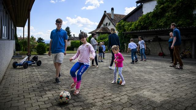 Des réfugiés ukrainiens accueillis à Gilly (VD) dans le cadre d'un projet de SOS Villages d'enfants. [Keystone - Jean-Christophe Bott]