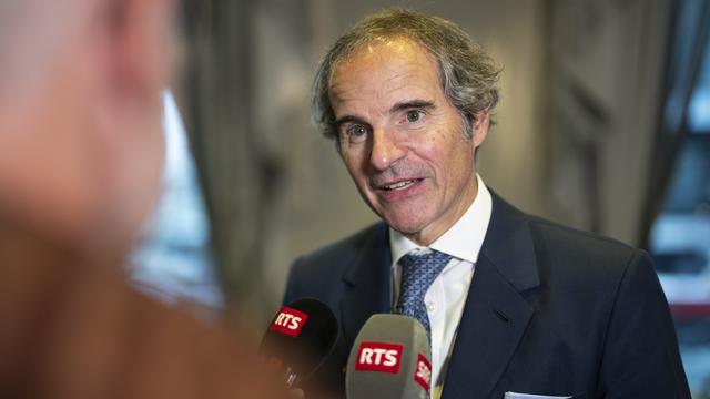 Guy Parmelin et Rafael Grossi, directeur de l’AIEA, esquissent le futur du secteur nucléaire. [KEYSTONE - ANTHONY ANEX]