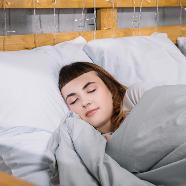 Couvertures lestées: la solution pour un meilleur sommeil? [Depositphotos - NastyaBerezen]