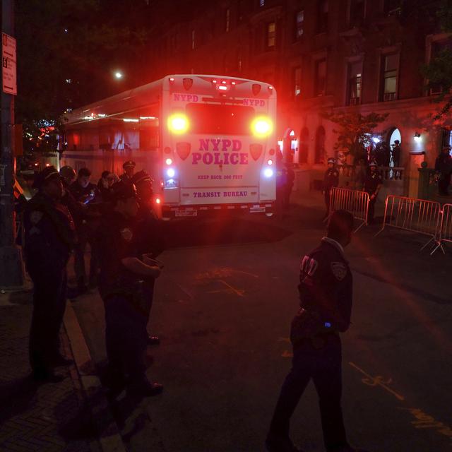 Un bus de la police de New York chargé de manifestants arrêtés quitte l'université de Columbia. [Keystone/AP Photo - Julius Motal]