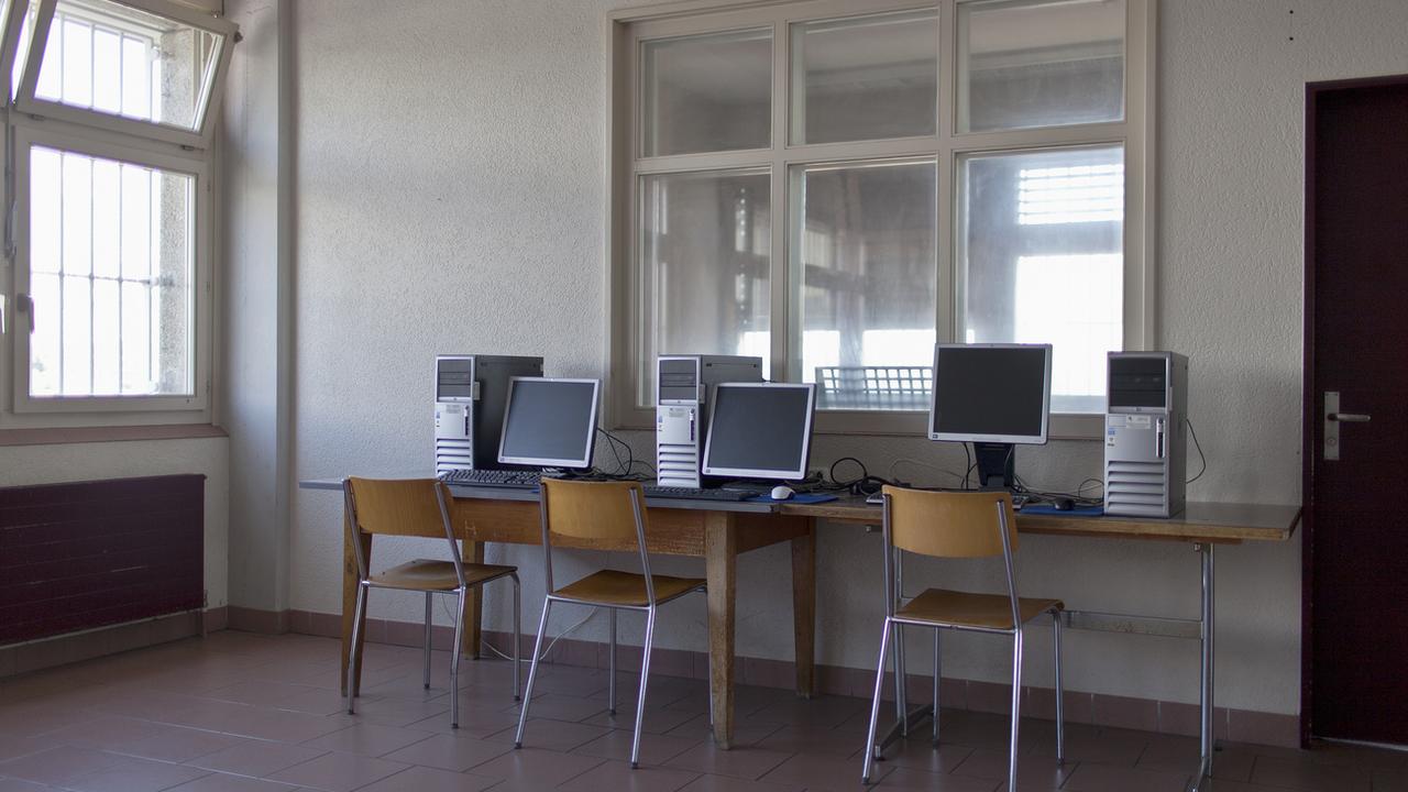 Des ordinateurs dans une prison suisse. [Keystone - Gaetan Bally]