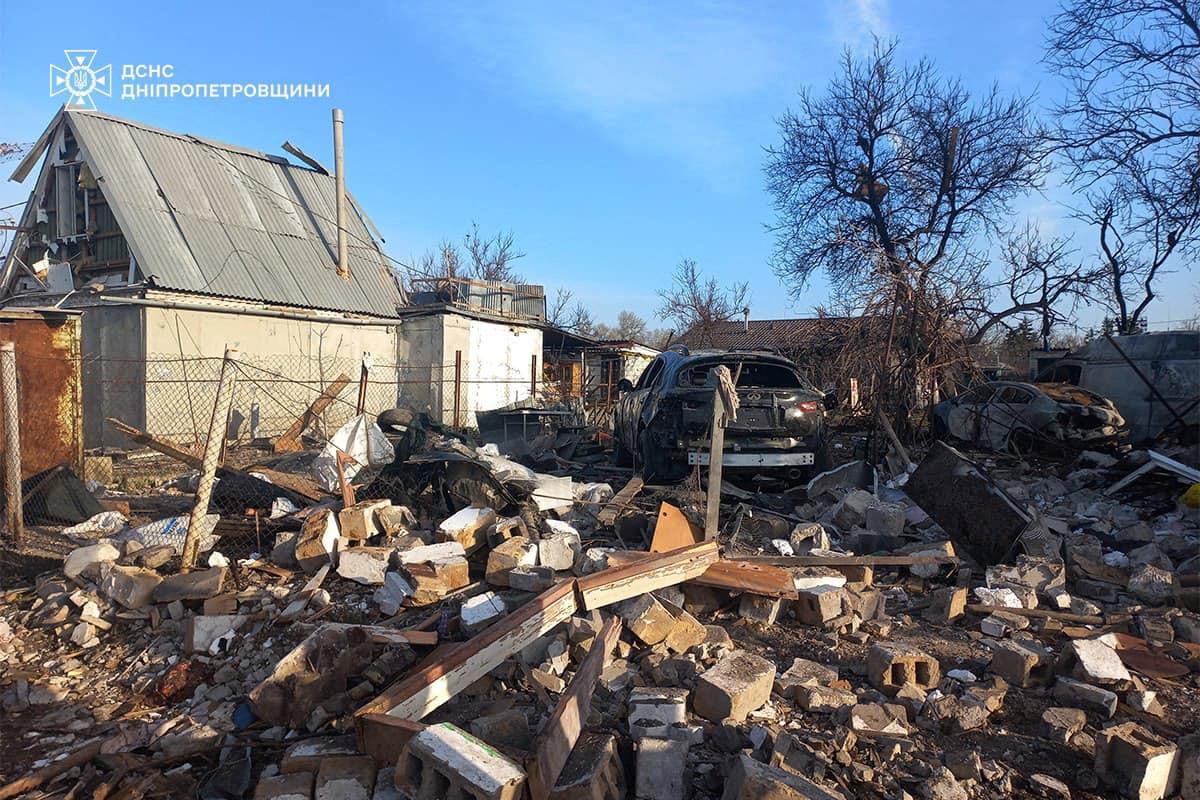 Les dégâts après une attaque de missile à Kamianske. [via REUTERS - STATE EMERGENCY SERVICE OF UKRAINE]