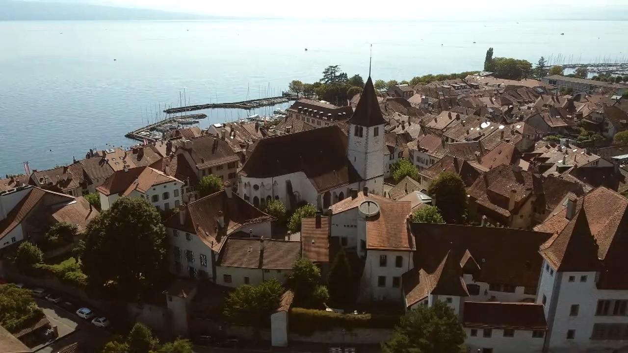 Une vue par drone du bourg de Lutry [RTS]