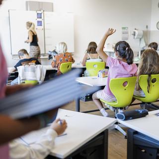 Une salle de classe à Neuchâtel (image d'illustration). [KEYSTONE - Valentin Flauraud]