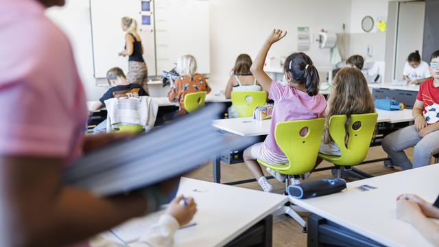 Une salle de classe à Neuchâtel (image d'illustration). [KEYSTONE - Valentin Flauraud]