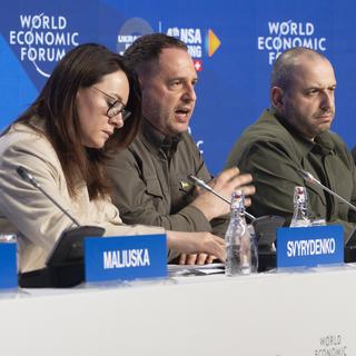 Des membres du gouvernement ukrainien à une conférence pour la paix au WEF de Davos. [Keystone/AP Photo - Markus Schreiber]