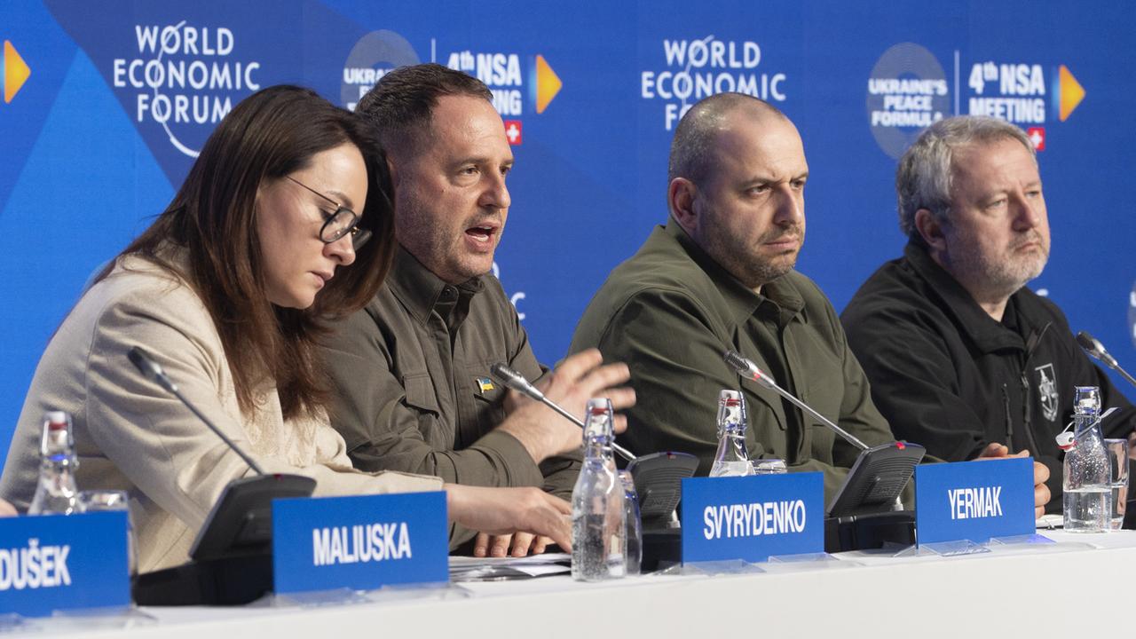Des membres du gouvernement ukrainien à une conférence pour la paix au WEF de Davos. [Keystone/AP Photo - Markus Schreiber]