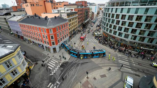 Un tramway finit sa course dans un magasin à Oslo.