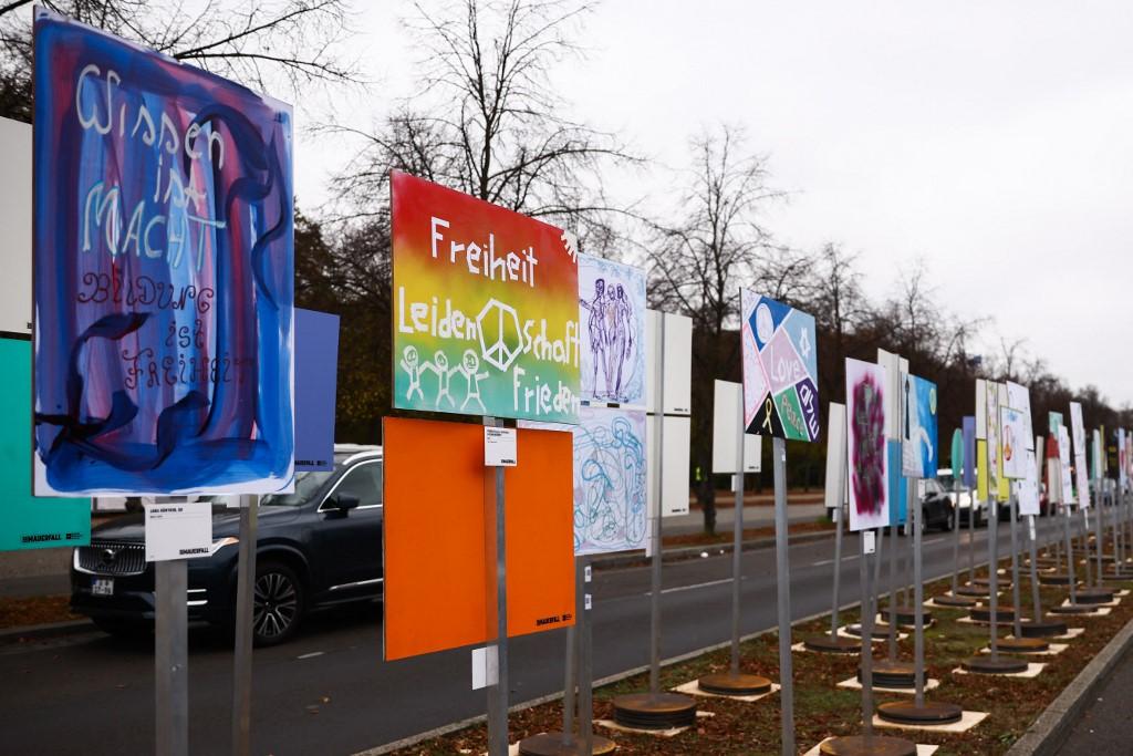 Une installation en plein air s'étend sur 4 km le long de l'ancien tracé du Mur. [AFP - Beata Zawrzel - NurPhoto]