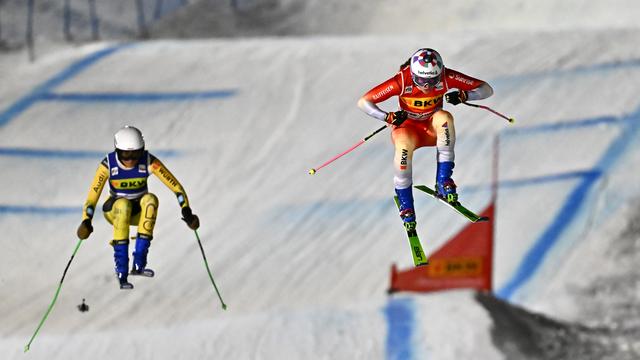 Saskja Lack (à droite) a lourdement chuté lors de la demi-finale. [KEYSTONE - JEAN-CHRISTOPHE BOTT]