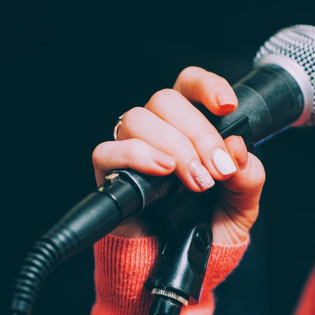 Femme qui chante [Depositphotos - Galubovy]