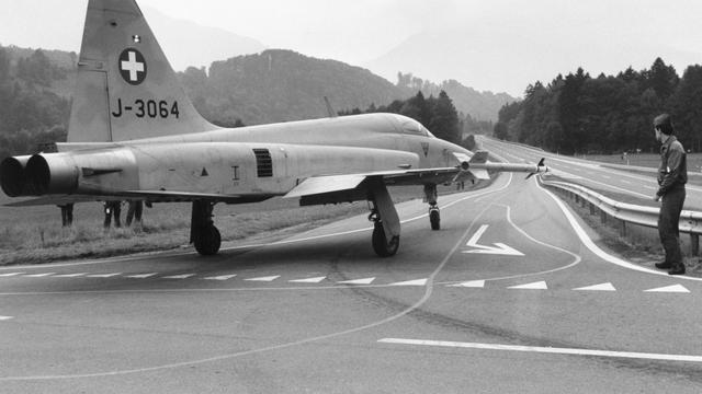 Des avions de chasse sur l'autoroute en Valais en 1988 [KEYSTONE - STR]