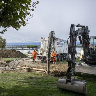 La rupture d'une conduite d'eau potable à Genève a mis en lumière les failles de la communication du canton. [Keystone - Martial Trezzini]