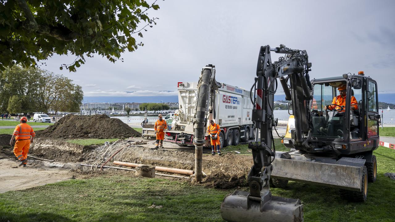 La rupture d'une conduite d'eau potable à Genève a mis en lumière les failles de la communication du canton. [Keystone - Martial Trezzini]