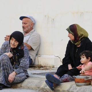 Deux femmes, un enfant et un homme de la ville de Sidon se préparant à fuir les tirs d'Israël au Liban. [Keystone/AP Photo - Mohammed Zaatari]