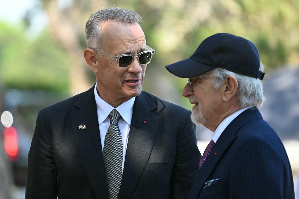 L'acteur américain Tom Hanks et le réalisateur Steven Spielberg photographiés le 6 juin 2024, lors d'une des cérémonies des 80 ans du Débarquement. [AFP - SAUL LOEB]