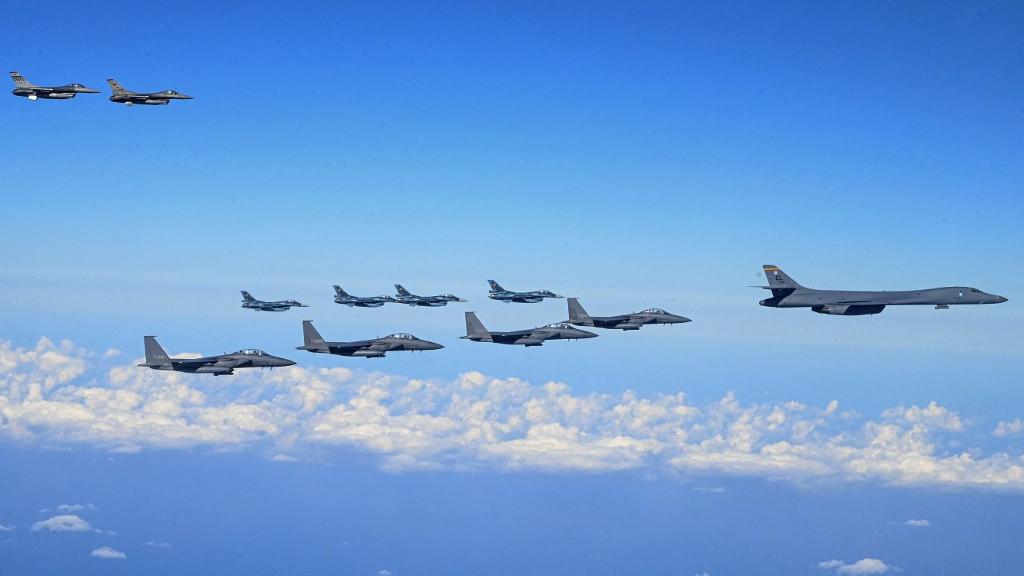 Un bombardier B-1B de l'US Air Force (droite), des chasseurs F-15K de l'armée de l'air sud-coréenne (en bas), des chasseurs F-2 de l'armée de l'air japonaise (centre) et des chasseurs F-16 de l'US Air Force (gauche) volant en formation lors d'un exercice aérien conjoint dans l'espace aérien oriental de l'île sud-coréenne de Jeju, le 3 novembre 2024. [AFP - US Air Force]