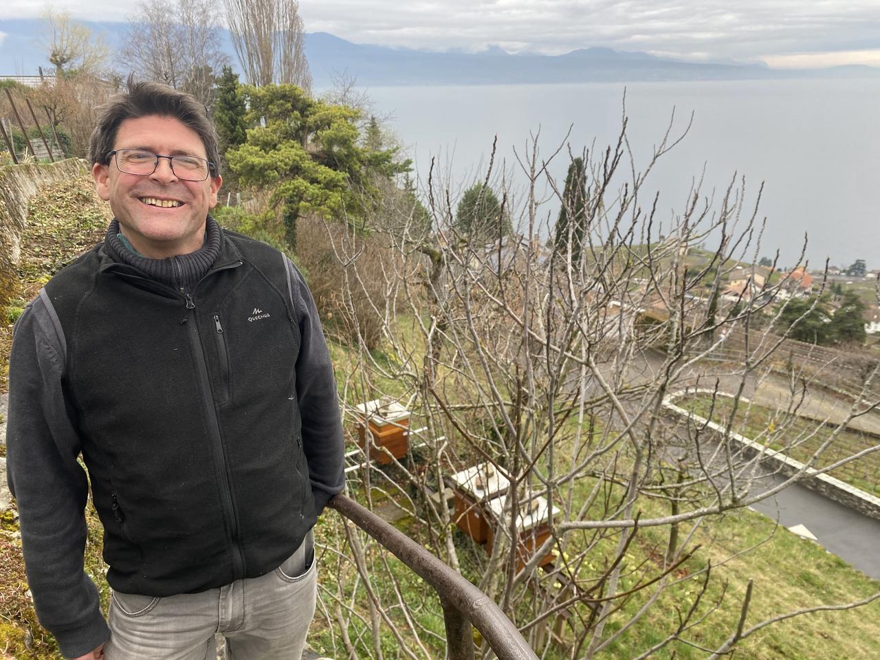 L'apiculteur Vincent Sarbach près de ses ruches à Grandvaux (VD). [RTS - Sophie Iselin]