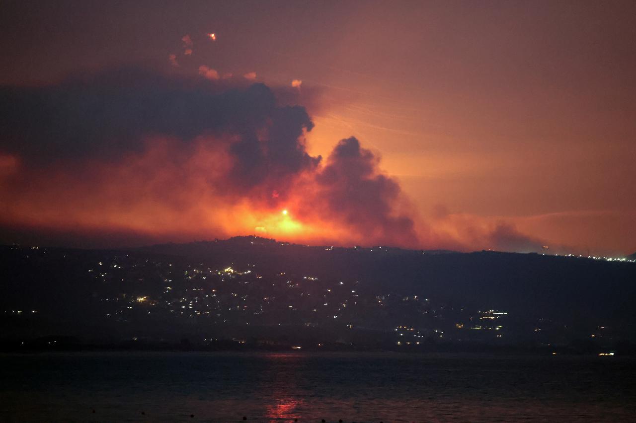 De la fumée et des flammes s'élèvent après une frappe du côté libanais de la frontière. [REUTERS - Aziz Taher]