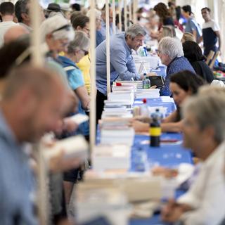 Des visiteurs lors de la 14e édition des Livres sur les Quais, à Morges. [Keystone - Laurent Gillieron]