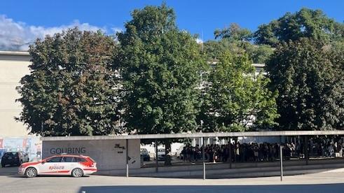 Le bâtiment du cycle d'orientation de Goubing à Sierre (VS) a été évacué le 6 septembre 2024 la suite d'une alerte à la bombe. [Police cantonale valaisanne]