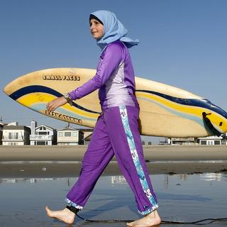 Un club de femmes musulmanes se réunit pour faire des sports nautiques dans un quartier défavorisé de Londres. [Keystone/AP Photo - Christ Carlson]