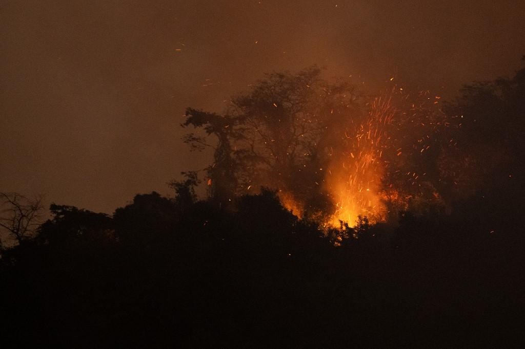 La région de Rio de Janeiro est également en proie aux flammes. [AFP - PABLO PORCIUNCULA]