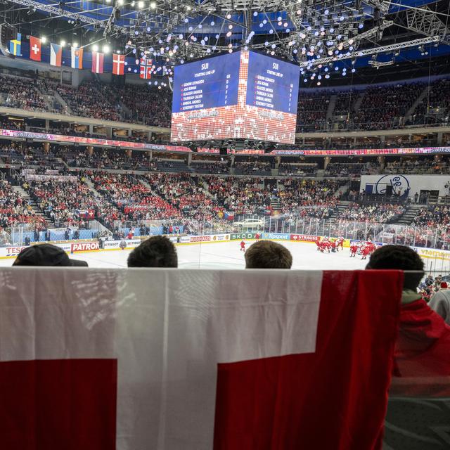 La Suisse affronte le Canada ce soir aux Championnats de hockey sur glace à Prague en République tchèque. [Keystone - Peter Schneider]